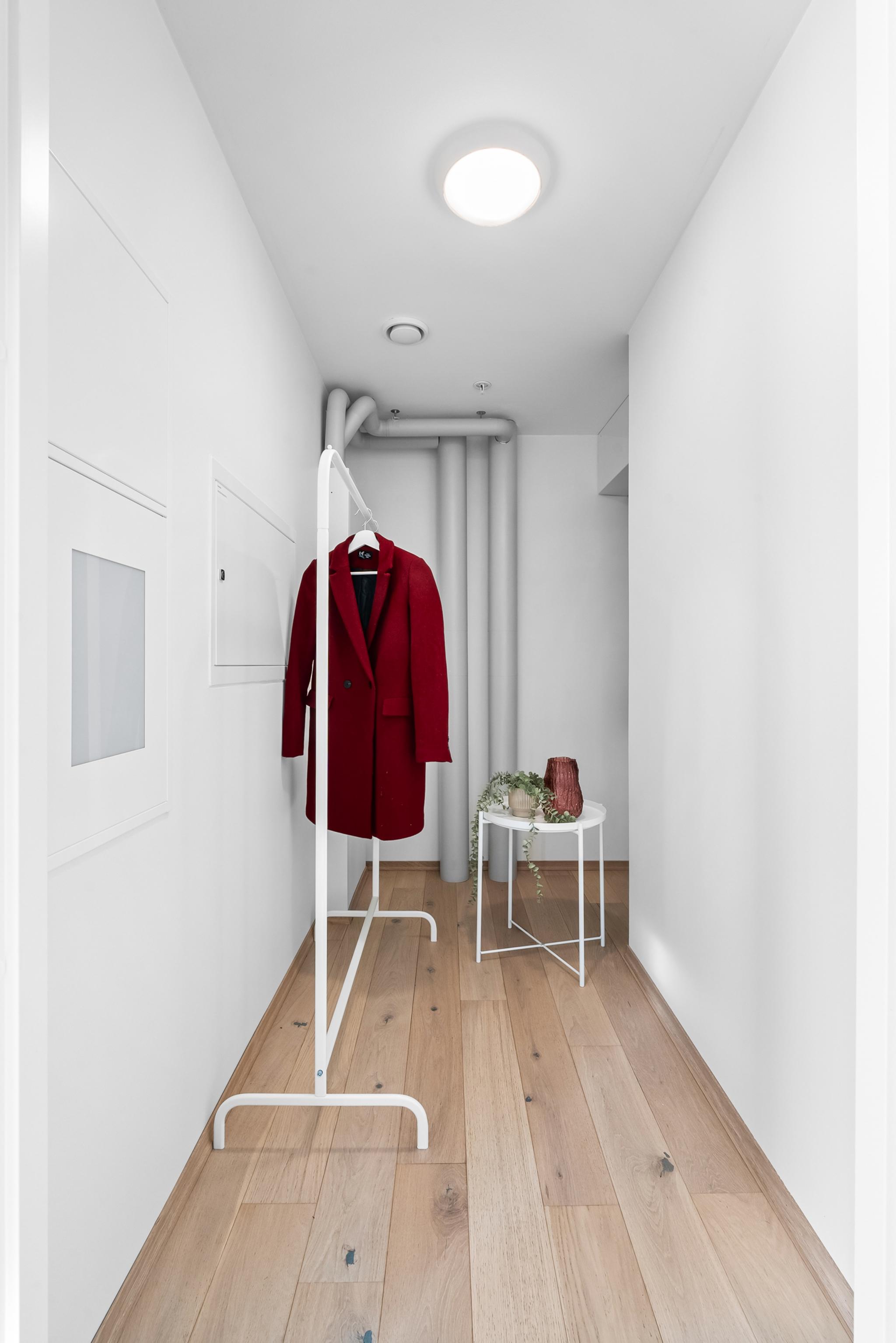 Innvendig bod med plass til skap, skrivebord eller lignende.